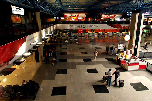 Cajero automático en un aeropuerto de Brasil: Guía práctica para viajeros